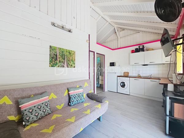 Delphine MIRANDA pour BSK Immobilier

Vous souhaitez acheter un pied à terre et l'exploiter en location saisonnière , alors ce bien est fait pour vous!
Idéalement situé à 2 minutes en voiture du centre ville de Sainte Anne et 15 minutes à pied de la plage de la Caravelle par un petit sentier , ce
bungalow se situe dans une petite copropriété de 11 lots.
Au fond du domaine, au calme il propose un bel espace avec jardin privatif sans aucun vis à vis.
Vous bénéficiez d'un jardin agrémenté d'une deck et d'une terrasse abritée pour profiter du climat caribéen!
Il se compose d'une entrée sur salon avec cuisine équipée ouverte , une salle d'eau avec toilettes, une chambre climatisée avec rangements,
et une seconde chambre climatisée avec point d'eau et toilettes. Il existe seulement 2 logements de type T3 dans cette résidence!
Vendu meublé clé en main il est idéal pour une exploitation touristique pouvant accueillir 4 à 6 personnes.
Pour les parties communes , vous avez également la jouissance d'une piscine et d'un carbet coin détente.
Citerne tampon et groupe électrogène pour le confort de chacun.
Les charges de copropriété incluent l'eau , l'électricité, entretien des communs, de la piscine et du jardin.

Alors n'hésitez pas à me contacter pour de plus amples informations, échanger sur votre projet, demander la vidéo ou positionner une visite!
Merci de privilégier l'appel whatsapp ou message pour tous contacts.