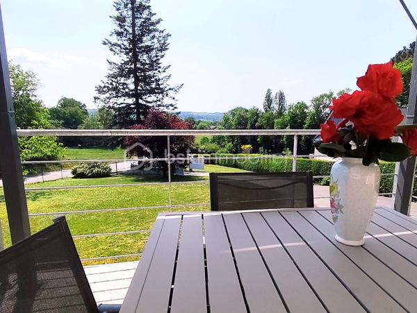 À quelques minutes à pied du centre de Laillé, venez découvrir cette maison individuelle de 87 m² habitables (115 m² utiles), implantée sur un beau terrain clos d'environ 1 300 m².

Son principal atout : une maison fonctionnelle et chaleureuse, avec une chambre et une salle d'eau au rez-de-chaussée, idéale pour une vie de famille ou pour accueillir.

Une maison bien agencée, avec au rez-de-chaussée :
Pièce de vie lumineuse exposée Sud, avec cuisine aménagée et équipée. Accès direct à une agréable terrasse de 20 m².
Chambre, salle d'eau, WC séparés.

À l'étage :
Vaste palier avec espace bureau.
Deux chambres de 12,5 m² et 11,5 m² au sol, dressing, salle d'eau, WC séparés.
Nombreux rangements.

Vous bénéficiez également de :
Terrasse (20 m²), carport (30 m²), garage, abris de jardin, carrés potagers.
Cuve de récupération des eaux de pluie.

Côté technique:
Menuiseries PVC double vitrage.
Volets roulants électriques.
Portail électrique.
Couverture en ardoises naturelles.
Chauffage par poêle à bois et radiateurs électriques.
Tout-à-l'égout.
Fibre optique.

Pourquoi cette maison ?

✔ Nouveau prix : 248 500 €
✔ Chambre + salle d'eau au rez-de-chaussée
✔ Terrain clos d'environ 1 300 m²
✔ Carport 30 m² + garage
✔ À quelques minutes à pied du centre de Laillé
✔ Rennes à environ 15 minutes

Laillé, un emplacement recherché:

Située au sud de Rennes, au sein de Rennes Métropole, Laillé offre un cadre de vie agréable tout en permettant de rejoindre rapidement la métropole.
Commerces et services, écoles, collège, marché, professionnels de santé, restaurants, équipements sportifs et nombreuses associations sont accessibles sur la commune. La proximité de la N137, des transports en commun et de la halte ferroviaire TER facilite également les déplacements vers Rennes et les communes environnantes.

Une maison à découvrir pour son emplacement, sa fonctionnalité et surtout son beau terrain.