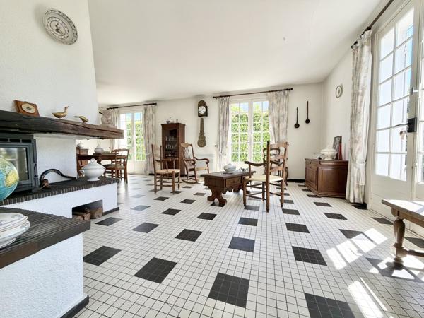 Villa avec grand garage et jardin. Penne-d'Agenais (47140)