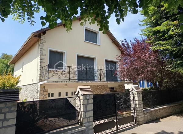 ÉTRÉCHY – Située dans un secteur recherché, à proximité des commerces, des écoles, de la gare RER C et des principaux axes routiers, venez découvrir cette maison individuelle d'environ 135 m², édifiée sur une parcelle close de 411 m².

Construite en 1971, cette maison offre une distribution fonctionnelle, de beaux volumes et un sous-sol total, véritable atout pour répondre aux besoins d'une vie de famille.

Un intérieur pensé pour le quotidien

Le rez-de-chaussée surélevé se compose d'une entrée desservant :

un salon / salle à manger lumineux d'environ 35 m², avec accès au balcon ;
une cuisine indépendante aménagée et équipée ;
deux chambres ;
une salle de bains ;
un WC indépendant.

À l'étage, l'espace nuit se poursuit avec deux chambres supplémentaires, dont une spacieuse chambre mansardée d'environ 40 m² au sol, offrant un bel espace pour une suite parentale, une chambre d'adolescent ou un espace multifonction. Une salle d'eau avec WC complète ce niveau.

Un sous-sol total aux multiples possibilités

Accessible directement depuis la maison, le sous-sol total constitue un véritable espace complémentaire. Il comprend :

un garage ;
une buanderie ;
une chaufferie ;
plusieurs espaces de stockage ;
une pièce indépendante avec accès direct au rez-de-chaussée, idéale pour aménager un bureau, un espace de télétravail, une salle de loisirs ou répondre aux besoins d'une activité exercée à domicile.
Un extérieur agréable

Implantée sur une parcelle close de 411 m², la maison bénéficie d'un jardin privatif permettant de profiter des beaux jours en famille ou entre amis. Plusieurs véhicules peuvent également être stationnés sur l'avant de la propriété.

Les atouts du bien

✅ Environ 135 m² de surface.
✅ 4 chambres.
✅ Sous-sol total.
✅ Garage.
✅ Jardin clos.
✅ Plusieurs stationnements.
✅ Menuiseries PVC double vitrage.
✅ Volets roulants sur une grande partie des ouvertures (volets battants sur le séjour).
✅ Chauffage au gaz.
✅ Raccordement au tout-à-l'égout.
✅ DPE : D.
✅ Gare RER C, écoles, commerces et commodités à proximité.

Cette maison séduira les familles à la recherche d'un bien offrant de beaux volumes, des espaces annexes fonctionnels et un environnement agréable, tout en restant proche des commodités facilitant le quotidien.

📞 Vous souhaitez plus de renseignements et/ou convenir d'une visite ? Contactez-moi, je suis disponible 7jours/7
🤝 OUVERT A L'INTER-CABINET
