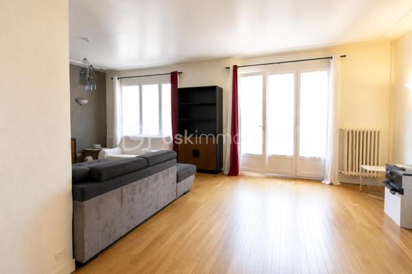 ÉTRÉCHY – Située dans un secteur recherché, à proximité des commerces, des écoles, de la gare RER C et des principaux axes routiers, venez découvrir cette maison individuelle d'environ 135 m², édifiée sur une parcelle close de 411 m².

Construite en 1971, cette maison offre une distribution fonctionnelle, de beaux volumes et un sous-sol total, véritable atout pour répondre aux besoins d'une vie de famille.

Un intérieur pensé pour le quotidien

Le rez-de-chaussée surélevé se compose d'une entrée desservant :

un salon / salle à manger lumineux d'environ 35 m², avec accès au balcon ;
une cuisine indépendante aménagée et équipée ;
deux chambres ;
une salle de bains ;
un WC indépendant.

À l'étage, l'espace nuit se poursuit avec deux chambres supplémentaires, dont une spacieuse chambre mansardée d'environ 40 m² au sol, offrant un bel espace pour une suite parentale, une chambre d'adolescent ou un espace multifonction. Une salle d'eau avec WC complète ce niveau.

Un sous-sol total aux multiples possibilités

Accessible directement depuis la maison, le sous-sol total constitue un véritable espace complémentaire. Il comprend :

un garage ;
une buanderie ;
une chaufferie ;
plusieurs espaces de stockage ;
une pièce indépendante avec accès direct au rez-de-chaussée, idéale pour aménager un bureau, un espace de télétravail, une salle de loisirs ou répondre aux besoins d'une activité exercée à domicile.
Un extérieur agréable

Implantée sur une parcelle close de 411 m², la maison bénéficie d'un jardin privatif permettant de profiter des beaux jours en famille ou entre amis. Plusieurs véhicules peuvent également être stationnés sur l'avant de la propriété.

Les atouts du bien

✅ Environ 135 m² de surface.
✅ 4 chambres.
✅ Sous-sol total.
✅ Garage.
✅ Jardin clos.
✅ Plusieurs stationnements.
✅ Menuiseries PVC double vitrage.
✅ Volets roulants sur une grande partie des ouvertures (volets battants sur le séjour).
✅ Chauffage au gaz.
✅ Raccordement au tout-à-l'égout.
✅ DPE : D.
✅ Gare RER C, écoles, commerces et commodités à proximité.

Cette maison séduira les familles à la recherche d'un bien offrant de beaux volumes, des espaces annexes fonctionnels et un environnement agréable, tout en restant proche des commodités facilitant le quotidien.

📞 Vous souhaitez plus de renseignements et/ou convenir d'une visite ? Contactez-moi, je suis disponible 7jours/7
🤝 OUVERT A L'INTER-CABINET