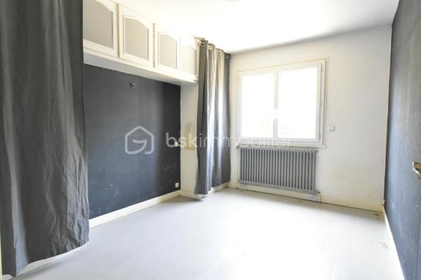 ÉTRÉCHY – Située dans un secteur recherché, à proximité des commerces, des écoles, de la gare RER C et des principaux axes routiers, venez découvrir cette maison individuelle d'environ 135 m², édifiée sur une parcelle close de 411 m².

Construite en 1971, cette maison offre une distribution fonctionnelle, de beaux volumes et un sous-sol total, véritable atout pour répondre aux besoins d'une vie de famille.

Un intérieur pensé pour le quotidien

Le rez-de-chaussée surélevé se compose d'une entrée desservant :

un salon / salle à manger lumineux d'environ 35 m², avec accès au balcon ;
une cuisine indépendante aménagée et équipée ;
deux chambres ;
une salle de bains ;
un WC indépendant.

À l'étage, l'espace nuit se poursuit avec deux chambres supplémentaires, dont une spacieuse chambre mansardée d'environ 40 m² au sol, offrant un bel espace pour une suite parentale, une chambre d'adolescent ou un espace multifonction. Une salle d'eau avec WC complète ce niveau.

Un sous-sol total aux multiples possibilités

Accessible directement depuis la maison, le sous-sol total constitue un véritable espace complémentaire. Il comprend :

un garage ;
une buanderie ;
une chaufferie ;
plusieurs espaces de stockage ;
une pièce indépendante avec accès direct au rez-de-chaussée, idéale pour aménager un bureau, un espace de télétravail, une salle de loisirs ou répondre aux besoins d'une activité exercée à domicile.
Un extérieur agréable

Implantée sur une parcelle close de 411 m², la maison bénéficie d'un jardin privatif permettant de profiter des beaux jours en famille ou entre amis. Plusieurs véhicules peuvent également être stationnés sur l'avant de la propriété.

Les atouts du bien

✅ Environ 135 m² de surface.
✅ 4 chambres.
✅ Sous-sol total.
✅ Garage.
✅ Jardin clos.
✅ Plusieurs stationnements.
✅ Menuiseries PVC double vitrage.
✅ Volets roulants sur une grande partie des ouvertures (volets battants sur le séjour).
✅ Chauffage au gaz.
✅ Raccordement au tout-à-l'égout.
✅ DPE : D.
✅ Gare RER C, écoles, commerces et commodités à proximité.

Cette maison séduira les familles à la recherche d'un bien offrant de beaux volumes, des espaces annexes fonctionnels et un environnement agréable, tout en restant proche des commodités facilitant le quotidien.

📞 Vous souhaitez plus de renseignements et/ou convenir d'une visite ? Contactez-moi, je suis disponible 7jours/7
🤝 OUVERT A L'INTER-CABINET