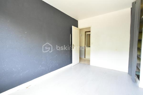 ÉTRÉCHY – Située dans un secteur recherché, à proximité des commerces, des écoles, de la gare RER C et des principaux axes routiers, venez découvrir cette maison individuelle d'environ 135 m², édifiée sur une parcelle close de 411 m².

Construite en 1971, cette maison offre une distribution fonctionnelle, de beaux volumes et un sous-sol total, véritable atout pour répondre aux besoins d'une vie de famille.

Un intérieur pensé pour le quotidien

Le rez-de-chaussée surélevé se compose d'une entrée desservant :

un salon / salle à manger lumineux d'environ 35 m², avec accès au balcon ;
une cuisine indépendante aménagée et équipée ;
deux chambres ;
une salle de bains ;
un WC indépendant.

À l'étage, l'espace nuit se poursuit avec deux chambres supplémentaires, dont une spacieuse chambre mansardée d'environ 40 m² au sol, offrant un bel espace pour une suite parentale, une chambre d'adolescent ou un espace multifonction. Une salle d'eau avec WC complète ce niveau.

Un sous-sol total aux multiples possibilités

Accessible directement depuis la maison, le sous-sol total constitue un véritable espace complémentaire. Il comprend :

un garage ;
une buanderie ;
une chaufferie ;
plusieurs espaces de stockage ;
une pièce indépendante avec accès direct au rez-de-chaussée, idéale pour aménager un bureau, un espace de télétravail, une salle de loisirs ou répondre aux besoins d'une activité exercée à domicile.
Un extérieur agréable

Implantée sur une parcelle close de 411 m², la maison bénéficie d'un jardin privatif permettant de profiter des beaux jours en famille ou entre amis. Plusieurs véhicules peuvent également être stationnés sur l'avant de la propriété.

Les atouts du bien

✅ Environ 135 m² de surface.
✅ 4 chambres.
✅ Sous-sol total.
✅ Garage.
✅ Jardin clos.
✅ Plusieurs stationnements.
✅ Menuiseries PVC double vitrage.
✅ Volets roulants sur une grande partie des ouvertures (volets battants sur le séjour).
✅ Chauffage au gaz.
✅ Raccordement au tout-à-l'égout.
✅ DPE : D.
✅ Gare RER C, écoles, commerces et commodités à proximité.

Cette maison séduira les familles à la recherche d'un bien offrant de beaux volumes, des espaces annexes fonctionnels et un environnement agréable, tout en restant proche des commodités facilitant le quotidien.

📞 Vous souhaitez plus de renseignements et/ou convenir d'une visite ? Contactez-moi, je suis disponible 7jours/7
🤝 OUVERT A L'INTER-CABINET