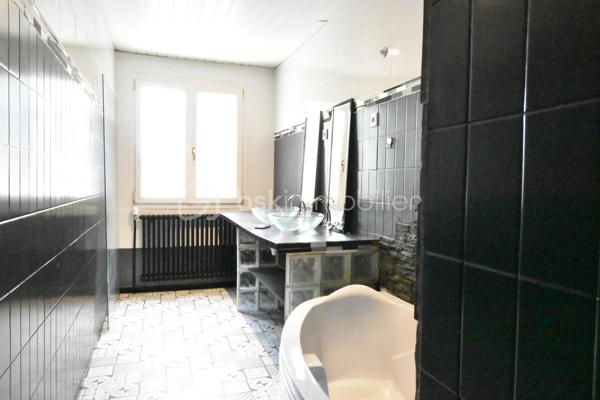 ÉTRÉCHY – Située dans un secteur recherché, à proximité des commerces, des écoles, de la gare RER C et des principaux axes routiers, venez découvrir cette maison individuelle d'environ 135 m², édifiée sur une parcelle close de 411 m².

Construite en 1971, cette maison offre une distribution fonctionnelle, de beaux volumes et un sous-sol total, véritable atout pour répondre aux besoins d'une vie de famille.

Un intérieur pensé pour le quotidien

Le rez-de-chaussée surélevé se compose d'une entrée desservant :

un salon / salle à manger lumineux d'environ 35 m², avec accès au balcon ;
une cuisine indépendante aménagée et équipée ;
deux chambres ;
une salle de bains ;
un WC indépendant.

À l'étage, l'espace nuit se poursuit avec deux chambres supplémentaires, dont une spacieuse chambre mansardée d'environ 40 m² au sol, offrant un bel espace pour une suite parentale, une chambre d'adolescent ou un espace multifonction. Une salle d'eau avec WC complète ce niveau.

Un sous-sol total aux multiples possibilités

Accessible directement depuis la maison, le sous-sol total constitue un véritable espace complémentaire. Il comprend :

un garage ;
une buanderie ;
une chaufferie ;
plusieurs espaces de stockage ;
une pièce indépendante avec accès direct au rez-de-chaussée, idéale pour aménager un bureau, un espace de télétravail, une salle de loisirs ou répondre aux besoins d'une activité exercée à domicile.
Un extérieur agréable

Implantée sur une parcelle close de 411 m², la maison bénéficie d'un jardin privatif permettant de profiter des beaux jours en famille ou entre amis. Plusieurs véhicules peuvent également être stationnés sur l'avant de la propriété.

Les atouts du bien

✅ Environ 135 m² de surface.
✅ 4 chambres.
✅ Sous-sol total.
✅ Garage.
✅ Jardin clos.
✅ Plusieurs stationnements.
✅ Menuiseries PVC double vitrage.
✅ Volets roulants sur une grande partie des ouvertures (volets battants sur le séjour).
✅ Chauffage au gaz.
✅ Raccordement au tout-à-l'égout.
✅ DPE : D.
✅ Gare RER C, écoles, commerces et commodités à proximité.

Cette maison séduira les familles à la recherche d'un bien offrant de beaux volumes, des espaces annexes fonctionnels et un environnement agréable, tout en restant proche des commodités facilitant le quotidien.

📞 Vous souhaitez plus de renseignements et/ou convenir d'une visite ? Contactez-moi, je suis disponible 7jours/7
🤝 OUVERT A L'INTER-CABINET