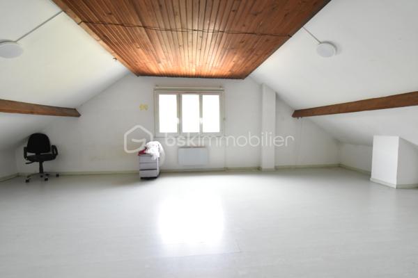 ÉTRÉCHY – Située dans un secteur recherché, à proximité des commerces, des écoles, de la gare RER C et des principaux axes routiers, venez découvrir cette maison individuelle d'environ 135 m², édifiée sur une parcelle close de 411 m².

Construite en 1971, cette maison offre une distribution fonctionnelle, de beaux volumes et un sous-sol total, véritable atout pour répondre aux besoins d'une vie de famille.

Un intérieur pensé pour le quotidien

Le rez-de-chaussée surélevé se compose d'une entrée desservant :

un salon / salle à manger lumineux d'environ 35 m², avec accès au balcon ;
une cuisine indépendante aménagée et équipée ;
deux chambres ;
une salle de bains ;
un WC indépendant.

À l'étage, l'espace nuit se poursuit avec deux chambres supplémentaires, dont une spacieuse chambre mansardée d'environ 40 m² au sol, offrant un bel espace pour une suite parentale, une chambre d'adolescent ou un espace multifonction. Une salle d'eau avec WC complète ce niveau.

Un sous-sol total aux multiples possibilités

Accessible directement depuis la maison, le sous-sol total constitue un véritable espace complémentaire. Il comprend :

un garage ;
une buanderie ;
une chaufferie ;
plusieurs espaces de stockage ;
une pièce indépendante avec accès direct au rez-de-chaussée, idéale pour aménager un bureau, un espace de télétravail, une salle de loisirs ou répondre aux besoins d'une activité exercée à domicile.
Un extérieur agréable

Implantée sur une parcelle close de 411 m², la maison bénéficie d'un jardin privatif permettant de profiter des beaux jours en famille ou entre amis. Plusieurs véhicules peuvent également être stationnés sur l'avant de la propriété.

Les atouts du bien

✅ Environ 135 m² de surface.
✅ 4 chambres.
✅ Sous-sol total.
✅ Garage.
✅ Jardin clos.
✅ Plusieurs stationnements.
✅ Menuiseries PVC double vitrage.
✅ Volets roulants sur une grande partie des ouvertures (volets battants sur le séjour).
✅ Chauffage au gaz.
✅ Raccordement au tout-à-l'égout.
✅ DPE : D.
✅ Gare RER C, écoles, commerces et commodités à proximité.

Cette maison séduira les familles à la recherche d'un bien offrant de beaux volumes, des espaces annexes fonctionnels et un environnement agréable, tout en restant proche des commodités facilitant le quotidien.

📞 Vous souhaitez plus de renseignements et/ou convenir d'une visite ? Contactez-moi, je suis disponible 7jours/7
🤝 OUVERT A L'INTER-CABINET