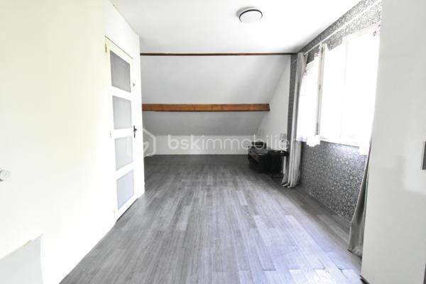ÉTRÉCHY – Située dans un secteur recherché, à proximité des commerces, des écoles, de la gare RER C et des principaux axes routiers, venez découvrir cette maison individuelle d'environ 135 m², édifiée sur une parcelle close de 411 m².

Construite en 1971, cette maison offre une distribution fonctionnelle, de beaux volumes et un sous-sol total, véritable atout pour répondre aux besoins d'une vie de famille.

Un intérieur pensé pour le quotidien

Le rez-de-chaussée surélevé se compose d'une entrée desservant :

un salon / salle à manger lumineux d'environ 35 m², avec accès au balcon ;
une cuisine indépendante aménagée et équipée ;
deux chambres ;
une salle de bains ;
un WC indépendant.

À l'étage, l'espace nuit se poursuit avec deux chambres supplémentaires, dont une spacieuse chambre mansardée d'environ 40 m² au sol, offrant un bel espace pour une suite parentale, une chambre d'adolescent ou un espace multifonction. Une salle d'eau avec WC complète ce niveau.

Un sous-sol total aux multiples possibilités

Accessible directement depuis la maison, le sous-sol total constitue un véritable espace complémentaire. Il comprend :

un garage ;
une buanderie ;
une chaufferie ;
plusieurs espaces de stockage ;
une pièce indépendante avec accès direct au rez-de-chaussée, idéale pour aménager un bureau, un espace de télétravail, une salle de loisirs ou répondre aux besoins d'une activité exercée à domicile.
Un extérieur agréable

Implantée sur une parcelle close de 411 m², la maison bénéficie d'un jardin privatif permettant de profiter des beaux jours en famille ou entre amis. Plusieurs véhicules peuvent également être stationnés sur l'avant de la propriété.

Les atouts du bien

✅ Environ 135 m² de surface.
✅ 4 chambres.
✅ Sous-sol total.
✅ Garage.
✅ Jardin clos.
✅ Plusieurs stationnements.
✅ Menuiseries PVC double vitrage.
✅ Volets roulants sur une grande partie des ouvertures (volets battants sur le séjour).
✅ Chauffage au gaz.
✅ Raccordement au tout-à-l'égout.
✅ DPE : D.
✅ Gare RER C, écoles, commerces et commodités à proximité.

Cette maison séduira les familles à la recherche d'un bien offrant de beaux volumes, des espaces annexes fonctionnels et un environnement agréable, tout en restant proche des commodités facilitant le quotidien.

📞 Vous souhaitez plus de renseignements et/ou convenir d'une visite ? Contactez-moi, je suis disponible 7jours/7
🤝 OUVERT A L'INTER-CABINET