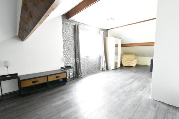 ÉTRÉCHY – Située dans un secteur recherché, à proximité des commerces, des écoles, de la gare RER C et des principaux axes routiers, venez découvrir cette maison individuelle d'environ 135 m², édifiée sur une parcelle close de 411 m².

Construite en 1971, cette maison offre une distribution fonctionnelle, de beaux volumes et un sous-sol total, véritable atout pour répondre aux besoins d'une vie de famille.

Un intérieur pensé pour le quotidien

Le rez-de-chaussée surélevé se compose d'une entrée desservant :

un salon / salle à manger lumineux d'environ 35 m², avec accès au balcon ;
une cuisine indépendante aménagée et équipée ;
deux chambres ;
une salle de bains ;
un WC indépendant.

À l'étage, l'espace nuit se poursuit avec deux chambres supplémentaires, dont une spacieuse chambre mansardée d'environ 40 m² au sol, offrant un bel espace pour une suite parentale, une chambre d'adolescent ou un espace multifonction. Une salle d'eau avec WC complète ce niveau.

Un sous-sol total aux multiples possibilités

Accessible directement depuis la maison, le sous-sol total constitue un véritable espace complémentaire. Il comprend :

un garage ;
une buanderie ;
une chaufferie ;
plusieurs espaces de stockage ;
une pièce indépendante avec accès direct au rez-de-chaussée, idéale pour aménager un bureau, un espace de télétravail, une salle de loisirs ou répondre aux besoins d'une activité exercée à domicile.
Un extérieur agréable

Implantée sur une parcelle close de 411 m², la maison bénéficie d'un jardin privatif permettant de profiter des beaux jours en famille ou entre amis. Plusieurs véhicules peuvent également être stationnés sur l'avant de la propriété.

Les atouts du bien

✅ Environ 135 m² de surface.
✅ 4 chambres.
✅ Sous-sol total.
✅ Garage.
✅ Jardin clos.
✅ Plusieurs stationnements.
✅ Menuiseries PVC double vitrage.
✅ Volets roulants sur une grande partie des ouvertures (volets battants sur le séjour).
✅ Chauffage au gaz.
✅ Raccordement au tout-à-l'égout.
✅ DPE : D.
✅ Gare RER C, écoles, commerces et commodités à proximité.

Cette maison séduira les familles à la recherche d'un bien offrant de beaux volumes, des espaces annexes fonctionnels et un environnement agréable, tout en restant proche des commodités facilitant le quotidien.

📞 Vous souhaitez plus de renseignements et/ou convenir d'une visite ? Contactez-moi, je suis disponible 7jours/7
🤝 OUVERT A L'INTER-CABINET