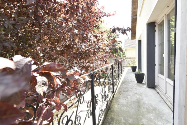 ÉTRÉCHY – Située dans un secteur recherché, à proximité des commerces, des écoles, de la gare RER C et des principaux axes routiers, venez découvrir cette maison individuelle d'environ 135 m², édifiée sur une parcelle close de 411 m².

Construite en 1971, cette maison offre une distribution fonctionnelle, de beaux volumes et un sous-sol total, véritable atout pour répondre aux besoins d'une vie de famille.

Un intérieur pensé pour le quotidien

Le rez-de-chaussée surélevé se compose d'une entrée desservant :

un salon / salle à manger lumineux d'environ 35 m², avec accès au balcon ;
une cuisine indépendante aménagée et équipée ;
deux chambres ;
une salle de bains ;
un WC indépendant.

À l'étage, l'espace nuit se poursuit avec deux chambres supplémentaires, dont une spacieuse chambre mansardée d'environ 40 m² au sol, offrant un bel espace pour une suite parentale, une chambre d'adolescent ou un espace multifonction. Une salle d'eau avec WC complète ce niveau.

Un sous-sol total aux multiples possibilités

Accessible directement depuis la maison, le sous-sol total constitue un véritable espace complémentaire. Il comprend :

un garage ;
une buanderie ;
une chaufferie ;
plusieurs espaces de stockage ;
une pièce indépendante avec accès direct au rez-de-chaussée, idéale pour aménager un bureau, un espace de télétravail, une salle de loisirs ou répondre aux besoins d'une activité exercée à domicile.
Un extérieur agréable

Implantée sur une parcelle close de 411 m², la maison bénéficie d'un jardin privatif permettant de profiter des beaux jours en famille ou entre amis. Plusieurs véhicules peuvent également être stationnés sur l'avant de la propriété.

Les atouts du bien

✅ Environ 135 m² de surface.
✅ 4 chambres.
✅ Sous-sol total.
✅ Garage.
✅ Jardin clos.
✅ Plusieurs stationnements.
✅ Menuiseries PVC double vitrage.
✅ Volets roulants sur une grande partie des ouvertures (volets battants sur le séjour).
✅ Chauffage au gaz.
✅ Raccordement au tout-à-l'égout.
✅ DPE : D.
✅ Gare RER C, écoles, commerces et commodités à proximité.

Cette maison séduira les familles à la recherche d'un bien offrant de beaux volumes, des espaces annexes fonctionnels et un environnement agréable, tout en restant proche des commodités facilitant le quotidien.

📞 Vous souhaitez plus de renseignements et/ou convenir d'une visite ? Contactez-moi, je suis disponible 7jours/7
🤝 OUVERT A L'INTER-CABINET