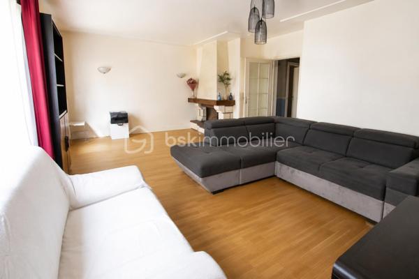 ÉTRÉCHY – Située dans un secteur recherché, à proximité des commerces, des écoles, de la gare RER C et des principaux axes routiers, venez découvrir cette maison individuelle d'environ 135 m², édifiée sur une parcelle close de 411 m².

Construite en 1971, cette maison offre une distribution fonctionnelle, de beaux volumes et un sous-sol total, véritable atout pour répondre aux besoins d'une vie de famille.

Un intérieur pensé pour le quotidien

Le rez-de-chaussée surélevé se compose d'une entrée desservant :

un salon / salle à manger lumineux d'environ 35 m², avec accès au balcon ;
une cuisine indépendante aménagée et équipée ;
deux chambres ;
une salle de bains ;
un WC indépendant.

À l'étage, l'espace nuit se poursuit avec deux chambres supplémentaires, dont une spacieuse chambre mansardée d'environ 40 m² au sol, offrant un bel espace pour une suite parentale, une chambre d'adolescent ou un espace multifonction. Une salle d'eau avec WC complète ce niveau.

Un sous-sol total aux multiples possibilités

Accessible directement depuis la maison, le sous-sol total constitue un véritable espace complémentaire. Il comprend :

un garage ;
une buanderie ;
une chaufferie ;
plusieurs espaces de stockage ;
une pièce indépendante avec accès direct au rez-de-chaussée, idéale pour aménager un bureau, un espace de télétravail, une salle de loisirs ou répondre aux besoins d'une activité exercée à domicile.
Un extérieur agréable

Implantée sur une parcelle close de 411 m², la maison bénéficie d'un jardin privatif permettant de profiter des beaux jours en famille ou entre amis. Plusieurs véhicules peuvent également être stationnés sur l'avant de la propriété.

Les atouts du bien

✅ Environ 135 m² de surface.
✅ 4 chambres.
✅ Sous-sol total.
✅ Garage.
✅ Jardin clos.
✅ Plusieurs stationnements.
✅ Menuiseries PVC double vitrage.
✅ Volets roulants sur une grande partie des ouvertures (volets battants sur le séjour).
✅ Chauffage au gaz.
✅ Raccordement au tout-à-l'égout.
✅ DPE : D.
✅ Gare RER C, écoles, commerces et commodités à proximité.

Cette maison séduira les familles à la recherche d'un bien offrant de beaux volumes, des espaces annexes fonctionnels et un environnement agréable, tout en restant proche des commodités facilitant le quotidien.

📞 Vous souhaitez plus de renseignements et/ou convenir d'une visite ? Contactez-moi, je suis disponible 7jours/7
🤝 OUVERT A L'INTER-CABINET