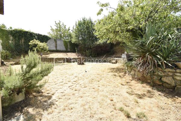 ÉTRÉCHY – Située dans un secteur recherché, à proximité des commerces, des écoles, de la gare RER C et des principaux axes routiers, venez découvrir cette maison individuelle d'environ 135 m², édifiée sur une parcelle close de 411 m².

Construite en 1971, cette maison offre une distribution fonctionnelle, de beaux volumes et un sous-sol total, véritable atout pour répondre aux besoins d'une vie de famille.

Un intérieur pensé pour le quotidien

Le rez-de-chaussée surélevé se compose d'une entrée desservant :

un salon / salle à manger lumineux d'environ 35 m², avec accès au balcon ;
une cuisine indépendante aménagée et équipée ;
deux chambres ;
une salle de bains ;
un WC indépendant.

À l'étage, l'espace nuit se poursuit avec deux chambres supplémentaires, dont une spacieuse chambre mansardée d'environ 40 m² au sol, offrant un bel espace pour une suite parentale, une chambre d'adolescent ou un espace multifonction. Une salle d'eau avec WC complète ce niveau.

Un sous-sol total aux multiples possibilités

Accessible directement depuis la maison, le sous-sol total constitue un véritable espace complémentaire. Il comprend :

un garage ;
une buanderie ;
une chaufferie ;
plusieurs espaces de stockage ;
une pièce indépendante avec accès direct au rez-de-chaussée, idéale pour aménager un bureau, un espace de télétravail, une salle de loisirs ou répondre aux besoins d'une activité exercée à domicile.
Un extérieur agréable

Implantée sur une parcelle close de 411 m², la maison bénéficie d'un jardin privatif permettant de profiter des beaux jours en famille ou entre amis. Plusieurs véhicules peuvent également être stationnés sur l'avant de la propriété.

Les atouts du bien

✅ Environ 135 m² de surface.
✅ 4 chambres.
✅ Sous-sol total.
✅ Garage.
✅ Jardin clos.
✅ Plusieurs stationnements.
✅ Menuiseries PVC double vitrage.
✅ Volets roulants sur une grande partie des ouvertures (volets battants sur le séjour).
✅ Chauffage au gaz.
✅ Raccordement au tout-à-l'égout.
✅ DPE : D.
✅ Gare RER C, écoles, commerces et commodités à proximité.

Cette maison séduira les familles à la recherche d'un bien offrant de beaux volumes, des espaces annexes fonctionnels et un environnement agréable, tout en restant proche des commodités facilitant le quotidien.

📞 Vous souhaitez plus de renseignements et/ou convenir d'une visite ? Contactez-moi, je suis disponible 7jours/7
🤝 OUVERT A L'INTER-CABINET