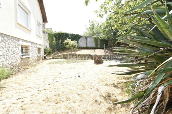ÉTRÉCHY – Située dans un secteur recherché, à proximité des commerces, des écoles, de la gare RER C et des principaux axes routiers, venez découvrir cette maison individuelle d'environ 135 m², édifiée sur une parcelle close de 411 m².

Construite en 1971, cette maison offre une distribution fonctionnelle, de beaux volumes et un sous-sol total, véritable atout pour répondre aux besoins d'une vie de famille.

Un intérieur pensé pour le quotidien

Le rez-de-chaussée surélevé se compose d'une entrée desservant :

un salon / salle à manger lumineux d'environ 35 m², avec accès au balcon ;
une cuisine indépendante aménagée et équipée ;
deux chambres ;
une salle de bains ;
un WC indépendant.

À l'étage, l'espace nuit se poursuit avec deux chambres supplémentaires, dont une spacieuse chambre mansardée d'environ 40 m² au sol, offrant un bel espace pour une suite parentale, une chambre d'adolescent ou un espace multifonction. Une salle d'eau avec WC complète ce niveau.

Un sous-sol total aux multiples possibilités

Accessible directement depuis la maison, le sous-sol total constitue un véritable espace complémentaire. Il comprend :

un garage ;
une buanderie ;
une chaufferie ;
plusieurs espaces de stockage ;
une pièce indépendante avec accès direct au rez-de-chaussée, idéale pour aménager un bureau, un espace de télétravail, une salle de loisirs ou répondre aux besoins d'une activité exercée à domicile.
Un extérieur agréable

Implantée sur une parcelle close de 411 m², la maison bénéficie d'un jardin privatif permettant de profiter des beaux jours en famille ou entre amis. Plusieurs véhicules peuvent également être stationnés sur l'avant de la propriété.

Les atouts du bien

✅ Environ 135 m² de surface.
✅ 4 chambres.
✅ Sous-sol total.
✅ Garage.
✅ Jardin clos.
✅ Plusieurs stationnements.
✅ Menuiseries PVC double vitrage.
✅ Volets roulants sur une grande partie des ouvertures (volets battants sur le séjour).
✅ Chauffage au gaz.
✅ Raccordement au tout-à-l'égout.
✅ DPE : D.
✅ Gare RER C, écoles, commerces et commodités à proximité.

Cette maison séduira les familles à la recherche d'un bien offrant de beaux volumes, des espaces annexes fonctionnels et un environnement agréable, tout en restant proche des commodités facilitant le quotidien.

📞 Vous souhaitez plus de renseignements et/ou convenir d'une visite ? Contactez-moi, je suis disponible 7jours/7
🤝 OUVERT A L'INTER-CABINET