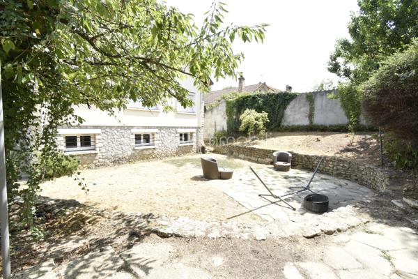 ÉTRÉCHY – Située dans un secteur recherché, à proximité des commerces, des écoles, de la gare RER C et des principaux axes routiers, venez découvrir cette maison individuelle d'environ 135 m², édifiée sur une parcelle close de 411 m².

Construite en 1971, cette maison offre une distribution fonctionnelle, de beaux volumes et un sous-sol total, véritable atout pour répondre aux besoins d'une vie de famille.

Un intérieur pensé pour le quotidien

Le rez-de-chaussée surélevé se compose d'une entrée desservant :

un salon / salle à manger lumineux d'environ 35 m², avec accès au balcon ;
une cuisine indépendante aménagée et équipée ;
deux chambres ;
une salle de bains ;
un WC indépendant.

À l'étage, l'espace nuit se poursuit avec deux chambres supplémentaires, dont une spacieuse chambre mansardée d'environ 40 m² au sol, offrant un bel espace pour une suite parentale, une chambre d'adolescent ou un espace multifonction. Une salle d'eau avec WC complète ce niveau.

Un sous-sol total aux multiples possibilités

Accessible directement depuis la maison, le sous-sol total constitue un véritable espace complémentaire. Il comprend :

un garage ;
une buanderie ;
une chaufferie ;
plusieurs espaces de stockage ;
une pièce indépendante avec accès direct au rez-de-chaussée, idéale pour aménager un bureau, un espace de télétravail, une salle de loisirs ou répondre aux besoins d'une activité exercée à domicile.
Un extérieur agréable

Implantée sur une parcelle close de 411 m², la maison bénéficie d'un jardin privatif permettant de profiter des beaux jours en famille ou entre amis. Plusieurs véhicules peuvent également être stationnés sur l'avant de la propriété.

Les atouts du bien

✅ Environ 135 m² de surface.
✅ 4 chambres.
✅ Sous-sol total.
✅ Garage.
✅ Jardin clos.
✅ Plusieurs stationnements.
✅ Menuiseries PVC double vitrage.
✅ Volets roulants sur une grande partie des ouvertures (volets battants sur le séjour).
✅ Chauffage au gaz.
✅ Raccordement au tout-à-l'égout.
✅ DPE : D.
✅ Gare RER C, écoles, commerces et commodités à proximité.

Cette maison séduira les familles à la recherche d'un bien offrant de beaux volumes, des espaces annexes fonctionnels et un environnement agréable, tout en restant proche des commodités facilitant le quotidien.

📞 Vous souhaitez plus de renseignements et/ou convenir d'une visite ? Contactez-moi, je suis disponible 7jours/7
🤝 OUVERT A L'INTER-CABINET