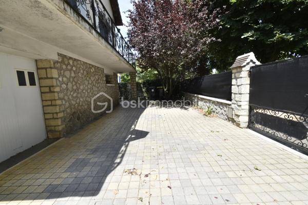 ÉTRÉCHY – Située dans un secteur recherché, à proximité des commerces, des écoles, de la gare RER C et des principaux axes routiers, venez découvrir cette maison individuelle d'environ 135 m², édifiée sur une parcelle close de 411 m².

Construite en 1971, cette maison offre une distribution fonctionnelle, de beaux volumes et un sous-sol total, véritable atout pour répondre aux besoins d'une vie de famille.

Un intérieur pensé pour le quotidien

Le rez-de-chaussée surélevé se compose d'une entrée desservant :

un salon / salle à manger lumineux d'environ 35 m², avec accès au balcon ;
une cuisine indépendante aménagée et équipée ;
deux chambres ;
une salle de bains ;
un WC indépendant.

À l'étage, l'espace nuit se poursuit avec deux chambres supplémentaires, dont une spacieuse chambre mansardée d'environ 40 m² au sol, offrant un bel espace pour une suite parentale, une chambre d'adolescent ou un espace multifonction. Une salle d'eau avec WC complète ce niveau.

Un sous-sol total aux multiples possibilités

Accessible directement depuis la maison, le sous-sol total constitue un véritable espace complémentaire. Il comprend :

un garage ;
une buanderie ;
une chaufferie ;
plusieurs espaces de stockage ;
une pièce indépendante avec accès direct au rez-de-chaussée, idéale pour aménager un bureau, un espace de télétravail, une salle de loisirs ou répondre aux besoins d'une activité exercée à domicile.
Un extérieur agréable

Implantée sur une parcelle close de 411 m², la maison bénéficie d'un jardin privatif permettant de profiter des beaux jours en famille ou entre amis. Plusieurs véhicules peuvent également être stationnés sur l'avant de la propriété.

Les atouts du bien

✅ Environ 135 m² de surface.
✅ 4 chambres.
✅ Sous-sol total.
✅ Garage.
✅ Jardin clos.
✅ Plusieurs stationnements.
✅ Menuiseries PVC double vitrage.
✅ Volets roulants sur une grande partie des ouvertures (volets battants sur le séjour).
✅ Chauffage au gaz.
✅ Raccordement au tout-à-l'égout.
✅ DPE : D.
✅ Gare RER C, écoles, commerces et commodités à proximité.

Cette maison séduira les familles à la recherche d'un bien offrant de beaux volumes, des espaces annexes fonctionnels et un environnement agréable, tout en restant proche des commodités facilitant le quotidien.

📞 Vous souhaitez plus de renseignements et/ou convenir d'une visite ? Contactez-moi, je suis disponible 7jours/7
🤝 OUVERT A L'INTER-CABINET