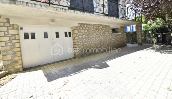 ÉTRÉCHY – Située dans un secteur recherché, à proximité des commerces, des écoles, de la gare RER C et des principaux axes routiers, venez découvrir cette maison individuelle d'environ 135 m², édifiée sur une parcelle close de 411 m².

Construite en 1971, cette maison offre une distribution fonctionnelle, de beaux volumes et un sous-sol total, véritable atout pour répondre aux besoins d'une vie de famille.

Un intérieur pensé pour le quotidien

Le rez-de-chaussée surélevé se compose d'une entrée desservant :

un salon / salle à manger lumineux d'environ 35 m², avec accès au balcon ;
une cuisine indépendante aménagée et équipée ;
deux chambres ;
une salle de bains ;
un WC indépendant.

À l'étage, l'espace nuit se poursuit avec deux chambres supplémentaires, dont une spacieuse chambre mansardée d'environ 40 m² au sol, offrant un bel espace pour une suite parentale, une chambre d'adolescent ou un espace multifonction. Une salle d'eau avec WC complète ce niveau.

Un sous-sol total aux multiples possibilités

Accessible directement depuis la maison, le sous-sol total constitue un véritable espace complémentaire. Il comprend :

un garage ;
une buanderie ;
une chaufferie ;
plusieurs espaces de stockage ;
une pièce indépendante avec accès direct au rez-de-chaussée, idéale pour aménager un bureau, un espace de télétravail, une salle de loisirs ou répondre aux besoins d'une activité exercée à domicile.
Un extérieur agréable

Implantée sur une parcelle close de 411 m², la maison bénéficie d'un jardin privatif permettant de profiter des beaux jours en famille ou entre amis. Plusieurs véhicules peuvent également être stationnés sur l'avant de la propriété.

Les atouts du bien

✅ Environ 135 m² de surface.
✅ 4 chambres.
✅ Sous-sol total.
✅ Garage.
✅ Jardin clos.
✅ Plusieurs stationnements.
✅ Menuiseries PVC double vitrage.
✅ Volets roulants sur une grande partie des ouvertures (volets battants sur le séjour).
✅ Chauffage au gaz.
✅ Raccordement au tout-à-l'égout.
✅ DPE : D.
✅ Gare RER C, écoles, commerces et commodités à proximité.

Cette maison séduira les familles à la recherche d'un bien offrant de beaux volumes, des espaces annexes fonctionnels et un environnement agréable, tout en restant proche des commodités facilitant le quotidien.

📞 Vous souhaitez plus de renseignements et/ou convenir d'une visite ? Contactez-moi, je suis disponible 7jours/7
🤝 OUVERT A L'INTER-CABINET