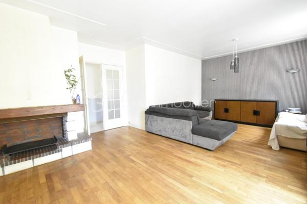 ÉTRÉCHY – Située dans un secteur recherché, à proximité des commerces, des écoles, de la gare RER C et des principaux axes routiers, venez découvrir cette maison individuelle d'environ 135 m², édifiée sur une parcelle close de 411 m².

Construite en 1971, cette maison offre une distribution fonctionnelle, de beaux volumes et un sous-sol total, véritable atout pour répondre aux besoins d'une vie de famille.

Un intérieur pensé pour le quotidien

Le rez-de-chaussée surélevé se compose d'une entrée desservant :

un salon / salle à manger lumineux d'environ 35 m², avec accès au balcon ;
une cuisine indépendante aménagée et équipée ;
deux chambres ;
une salle de bains ;
un WC indépendant.

À l'étage, l'espace nuit se poursuit avec deux chambres supplémentaires, dont une spacieuse chambre mansardée d'environ 40 m² au sol, offrant un bel espace pour une suite parentale, une chambre d'adolescent ou un espace multifonction. Une salle d'eau avec WC complète ce niveau.

Un sous-sol total aux multiples possibilités

Accessible directement depuis la maison, le sous-sol total constitue un véritable espace complémentaire. Il comprend :

un garage ;
une buanderie ;
une chaufferie ;
plusieurs espaces de stockage ;
une pièce indépendante avec accès direct au rez-de-chaussée, idéale pour aménager un bureau, un espace de télétravail, une salle de loisirs ou répondre aux besoins d'une activité exercée à domicile.
Un extérieur agréable

Implantée sur une parcelle close de 411 m², la maison bénéficie d'un jardin privatif permettant de profiter des beaux jours en famille ou entre amis. Plusieurs véhicules peuvent également être stationnés sur l'avant de la propriété.

Les atouts du bien

✅ Environ 135 m² de surface.
✅ 4 chambres.
✅ Sous-sol total.
✅ Garage.
✅ Jardin clos.
✅ Plusieurs stationnements.
✅ Menuiseries PVC double vitrage.
✅ Volets roulants sur une grande partie des ouvertures (volets battants sur le séjour).
✅ Chauffage au gaz.
✅ Raccordement au tout-à-l'égout.
✅ DPE : D.
✅ Gare RER C, écoles, commerces et commodités à proximité.

Cette maison séduira les familles à la recherche d'un bien offrant de beaux volumes, des espaces annexes fonctionnels et un environnement agréable, tout en restant proche des commodités facilitant le quotidien.

📞 Vous souhaitez plus de renseignements et/ou convenir d'une visite ? Contactez-moi, je suis disponible 7jours/7
🤝 OUVERT A L'INTER-CABINET