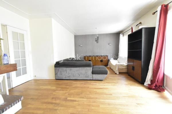 ÉTRÉCHY – Située dans un secteur recherché, à proximité des commerces, des écoles, de la gare RER C et des principaux axes routiers, venez découvrir cette maison individuelle d'environ 135 m², édifiée sur une parcelle close de 411 m².

Construite en 1971, cette maison offre une distribution fonctionnelle, de beaux volumes et un sous-sol total, véritable atout pour répondre aux besoins d'une vie de famille.

Un intérieur pensé pour le quotidien

Le rez-de-chaussée surélevé se compose d'une entrée desservant :

un salon / salle à manger lumineux d'environ 35 m², avec accès au balcon ;
une cuisine indépendante aménagée et équipée ;
deux chambres ;
une salle de bains ;
un WC indépendant.

À l'étage, l'espace nuit se poursuit avec deux chambres supplémentaires, dont une spacieuse chambre mansardée d'environ 40 m² au sol, offrant un bel espace pour une suite parentale, une chambre d'adolescent ou un espace multifonction. Une salle d'eau avec WC complète ce niveau.

Un sous-sol total aux multiples possibilités

Accessible directement depuis la maison, le sous-sol total constitue un véritable espace complémentaire. Il comprend :

un garage ;
une buanderie ;
une chaufferie ;
plusieurs espaces de stockage ;
une pièce indépendante avec accès direct au rez-de-chaussée, idéale pour aménager un bureau, un espace de télétravail, une salle de loisirs ou répondre aux besoins d'une activité exercée à domicile.
Un extérieur agréable

Implantée sur une parcelle close de 411 m², la maison bénéficie d'un jardin privatif permettant de profiter des beaux jours en famille ou entre amis. Plusieurs véhicules peuvent également être stationnés sur l'avant de la propriété.

Les atouts du bien

✅ Environ 135 m² de surface.
✅ 4 chambres.
✅ Sous-sol total.
✅ Garage.
✅ Jardin clos.
✅ Plusieurs stationnements.
✅ Menuiseries PVC double vitrage.
✅ Volets roulants sur une grande partie des ouvertures (volets battants sur le séjour).
✅ Chauffage au gaz.
✅ Raccordement au tout-à-l'égout.
✅ DPE : D.
✅ Gare RER C, écoles, commerces et commodités à proximité.

Cette maison séduira les familles à la recherche d'un bien offrant de beaux volumes, des espaces annexes fonctionnels et un environnement agréable, tout en restant proche des commodités facilitant le quotidien.

📞 Vous souhaitez plus de renseignements et/ou convenir d'une visite ? Contactez-moi, je suis disponible 7jours/7
🤝 OUVERT A L'INTER-CABINET