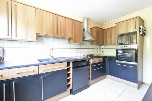 ÉTRÉCHY – Située dans un secteur recherché, à proximité des commerces, des écoles, de la gare RER C et des principaux axes routiers, venez découvrir cette maison individuelle d'environ 135 m², édifiée sur une parcelle close de 411 m².

Construite en 1971, cette maison offre une distribution fonctionnelle, de beaux volumes et un sous-sol total, véritable atout pour répondre aux besoins d'une vie de famille.

Un intérieur pensé pour le quotidien

Le rez-de-chaussée surélevé se compose d'une entrée desservant :

un salon / salle à manger lumineux d'environ 35 m², avec accès au balcon ;
une cuisine indépendante aménagée et équipée ;
deux chambres ;
une salle de bains ;
un WC indépendant.

À l'étage, l'espace nuit se poursuit avec deux chambres supplémentaires, dont une spacieuse chambre mansardée d'environ 40 m² au sol, offrant un bel espace pour une suite parentale, une chambre d'adolescent ou un espace multifonction. Une salle d'eau avec WC complète ce niveau.

Un sous-sol total aux multiples possibilités

Accessible directement depuis la maison, le sous-sol total constitue un véritable espace complémentaire. Il comprend :

un garage ;
une buanderie ;
une chaufferie ;
plusieurs espaces de stockage ;
une pièce indépendante avec accès direct au rez-de-chaussée, idéale pour aménager un bureau, un espace de télétravail, une salle de loisirs ou répondre aux besoins d'une activité exercée à domicile.
Un extérieur agréable

Implantée sur une parcelle close de 411 m², la maison bénéficie d'un jardin privatif permettant de profiter des beaux jours en famille ou entre amis. Plusieurs véhicules peuvent également être stationnés sur l'avant de la propriété.

Les atouts du bien

✅ Environ 135 m² de surface.
✅ 4 chambres.
✅ Sous-sol total.
✅ Garage.
✅ Jardin clos.
✅ Plusieurs stationnements.
✅ Menuiseries PVC double vitrage.
✅ Volets roulants sur une grande partie des ouvertures (volets battants sur le séjour).
✅ Chauffage au gaz.
✅ Raccordement au tout-à-l'égout.
✅ DPE : D.
✅ Gare RER C, écoles, commerces et commodités à proximité.

Cette maison séduira les familles à la recherche d'un bien offrant de beaux volumes, des espaces annexes fonctionnels et un environnement agréable, tout en restant proche des commodités facilitant le quotidien.

📞 Vous souhaitez plus de renseignements et/ou convenir d'une visite ? Contactez-moi, je suis disponible 7jours/7
🤝 OUVERT A L'INTER-CABINET