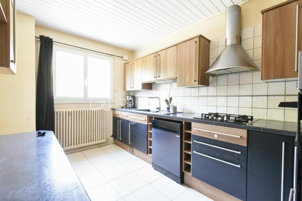 ÉTRÉCHY – Située dans un secteur recherché, à proximité des commerces, des écoles, de la gare RER C et des principaux axes routiers, venez découvrir cette maison individuelle d'environ 135 m², édifiée sur une parcelle close de 411 m².

Construite en 1971, cette maison offre une distribution fonctionnelle, de beaux volumes et un sous-sol total, véritable atout pour répondre aux besoins d'une vie de famille.

Un intérieur pensé pour le quotidien

Le rez-de-chaussée surélevé se compose d'une entrée desservant :

un salon / salle à manger lumineux d'environ 35 m², avec accès au balcon ;
une cuisine indépendante aménagée et équipée ;
deux chambres ;
une salle de bains ;
un WC indépendant.

À l'étage, l'espace nuit se poursuit avec deux chambres supplémentaires, dont une spacieuse chambre mansardée d'environ 40 m² au sol, offrant un bel espace pour une suite parentale, une chambre d'adolescent ou un espace multifonction. Une salle d'eau avec WC complète ce niveau.

Un sous-sol total aux multiples possibilités

Accessible directement depuis la maison, le sous-sol total constitue un véritable espace complémentaire. Il comprend :

un garage ;
une buanderie ;
une chaufferie ;
plusieurs espaces de stockage ;
une pièce indépendante avec accès direct au rez-de-chaussée, idéale pour aménager un bureau, un espace de télétravail, une salle de loisirs ou répondre aux besoins d'une activité exercée à domicile.
Un extérieur agréable

Implantée sur une parcelle close de 411 m², la maison bénéficie d'un jardin privatif permettant de profiter des beaux jours en famille ou entre amis. Plusieurs véhicules peuvent également être stationnés sur l'avant de la propriété.

Les atouts du bien

✅ Environ 135 m² de surface.
✅ 4 chambres.
✅ Sous-sol total.
✅ Garage.
✅ Jardin clos.
✅ Plusieurs stationnements.
✅ Menuiseries PVC double vitrage.
✅ Volets roulants sur une grande partie des ouvertures (volets battants sur le séjour).
✅ Chauffage au gaz.
✅ Raccordement au tout-à-l'égout.
✅ DPE : D.
✅ Gare RER C, écoles, commerces et commodités à proximité.

Cette maison séduira les familles à la recherche d'un bien offrant de beaux volumes, des espaces annexes fonctionnels et un environnement agréable, tout en restant proche des commodités facilitant le quotidien.

📞 Vous souhaitez plus de renseignements et/ou convenir d'une visite ? Contactez-moi, je suis disponible 7jours/7
🤝 OUVERT A L'INTER-CABINET