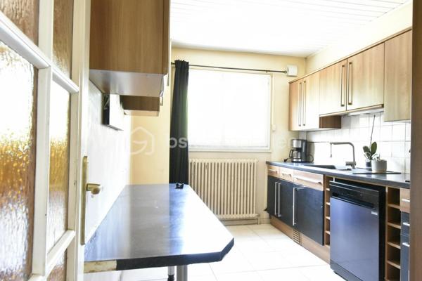 ÉTRÉCHY – Située dans un secteur recherché, à proximité des commerces, des écoles, de la gare RER C et des principaux axes routiers, venez découvrir cette maison individuelle d'environ 135 m², édifiée sur une parcelle close de 411 m².

Construite en 1971, cette maison offre une distribution fonctionnelle, de beaux volumes et un sous-sol total, véritable atout pour répondre aux besoins d'une vie de famille.

Un intérieur pensé pour le quotidien

Le rez-de-chaussée surélevé se compose d'une entrée desservant :

un salon / salle à manger lumineux d'environ 35 m², avec accès au balcon ;
une cuisine indépendante aménagée et équipée ;
deux chambres ;
une salle de bains ;
un WC indépendant.

À l'étage, l'espace nuit se poursuit avec deux chambres supplémentaires, dont une spacieuse chambre mansardée d'environ 40 m² au sol, offrant un bel espace pour une suite parentale, une chambre d'adolescent ou un espace multifonction. Une salle d'eau avec WC complète ce niveau.

Un sous-sol total aux multiples possibilités

Accessible directement depuis la maison, le sous-sol total constitue un véritable espace complémentaire. Il comprend :

un garage ;
une buanderie ;
une chaufferie ;
plusieurs espaces de stockage ;
une pièce indépendante avec accès direct au rez-de-chaussée, idéale pour aménager un bureau, un espace de télétravail, une salle de loisirs ou répondre aux besoins d'une activité exercée à domicile.
Un extérieur agréable

Implantée sur une parcelle close de 411 m², la maison bénéficie d'un jardin privatif permettant de profiter des beaux jours en famille ou entre amis. Plusieurs véhicules peuvent également être stationnés sur l'avant de la propriété.

Les atouts du bien

✅ Environ 135 m² de surface.
✅ 4 chambres.
✅ Sous-sol total.
✅ Garage.
✅ Jardin clos.
✅ Plusieurs stationnements.
✅ Menuiseries PVC double vitrage.
✅ Volets roulants sur une grande partie des ouvertures (volets battants sur le séjour).
✅ Chauffage au gaz.
✅ Raccordement au tout-à-l'égout.
✅ DPE : D.
✅ Gare RER C, écoles, commerces et commodités à proximité.

Cette maison séduira les familles à la recherche d'un bien offrant de beaux volumes, des espaces annexes fonctionnels et un environnement agréable, tout en restant proche des commodités facilitant le quotidien.

📞 Vous souhaitez plus de renseignements et/ou convenir d'une visite ? Contactez-moi, je suis disponible 7jours/7
🤝 OUVERT A L'INTER-CABINET