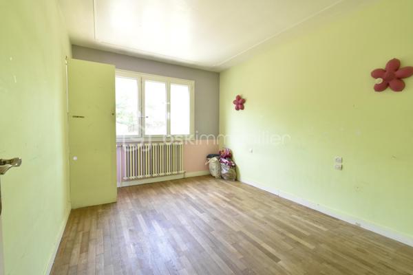 ÉTRÉCHY – Située dans un secteur recherché, à proximité des commerces, des écoles, de la gare RER C et des principaux axes routiers, venez découvrir cette maison individuelle d'environ 135 m², édifiée sur une parcelle close de 411 m².

Construite en 1971, cette maison offre une distribution fonctionnelle, de beaux volumes et un sous-sol total, véritable atout pour répondre aux besoins d'une vie de famille.

Un intérieur pensé pour le quotidien

Le rez-de-chaussée surélevé se compose d'une entrée desservant :

un salon / salle à manger lumineux d'environ 35 m², avec accès au balcon ;
une cuisine indépendante aménagée et équipée ;
deux chambres ;
une salle de bains ;
un WC indépendant.

À l'étage, l'espace nuit se poursuit avec deux chambres supplémentaires, dont une spacieuse chambre mansardée d'environ 40 m² au sol, offrant un bel espace pour une suite parentale, une chambre d'adolescent ou un espace multifonction. Une salle d'eau avec WC complète ce niveau.

Un sous-sol total aux multiples possibilités

Accessible directement depuis la maison, le sous-sol total constitue un véritable espace complémentaire. Il comprend :

un garage ;
une buanderie ;
une chaufferie ;
plusieurs espaces de stockage ;
une pièce indépendante avec accès direct au rez-de-chaussée, idéale pour aménager un bureau, un espace de télétravail, une salle de loisirs ou répondre aux besoins d'une activité exercée à domicile.
Un extérieur agréable

Implantée sur une parcelle close de 411 m², la maison bénéficie d'un jardin privatif permettant de profiter des beaux jours en famille ou entre amis. Plusieurs véhicules peuvent également être stationnés sur l'avant de la propriété.

Les atouts du bien

✅ Environ 135 m² de surface.
✅ 4 chambres.
✅ Sous-sol total.
✅ Garage.
✅ Jardin clos.
✅ Plusieurs stationnements.
✅ Menuiseries PVC double vitrage.
✅ Volets roulants sur une grande partie des ouvertures (volets battants sur le séjour).
✅ Chauffage au gaz.
✅ Raccordement au tout-à-l'égout.
✅ DPE : D.
✅ Gare RER C, écoles, commerces et commodités à proximité.

Cette maison séduira les familles à la recherche d'un bien offrant de beaux volumes, des espaces annexes fonctionnels et un environnement agréable, tout en restant proche des commodités facilitant le quotidien.

📞 Vous souhaitez plus de renseignements et/ou convenir d'une visite ? Contactez-moi, je suis disponible 7jours/7
🤝 OUVERT A L'INTER-CABINET