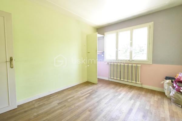 ÉTRÉCHY – Située dans un secteur recherché, à proximité des commerces, des écoles, de la gare RER C et des principaux axes routiers, venez découvrir cette maison individuelle d'environ 135 m², édifiée sur une parcelle close de 411 m².

Construite en 1971, cette maison offre une distribution fonctionnelle, de beaux volumes et un sous-sol total, véritable atout pour répondre aux besoins d'une vie de famille.

Un intérieur pensé pour le quotidien

Le rez-de-chaussée surélevé se compose d'une entrée desservant :

un salon / salle à manger lumineux d'environ 35 m², avec accès au balcon ;
une cuisine indépendante aménagée et équipée ;
deux chambres ;
une salle de bains ;
un WC indépendant.

À l'étage, l'espace nuit se poursuit avec deux chambres supplémentaires, dont une spacieuse chambre mansardée d'environ 40 m² au sol, offrant un bel espace pour une suite parentale, une chambre d'adolescent ou un espace multifonction. Une salle d'eau avec WC complète ce niveau.

Un sous-sol total aux multiples possibilités

Accessible directement depuis la maison, le sous-sol total constitue un véritable espace complémentaire. Il comprend :

un garage ;
une buanderie ;
une chaufferie ;
plusieurs espaces de stockage ;
une pièce indépendante avec accès direct au rez-de-chaussée, idéale pour aménager un bureau, un espace de télétravail, une salle de loisirs ou répondre aux besoins d'une activité exercée à domicile.
Un extérieur agréable

Implantée sur une parcelle close de 411 m², la maison bénéficie d'un jardin privatif permettant de profiter des beaux jours en famille ou entre amis. Plusieurs véhicules peuvent également être stationnés sur l'avant de la propriété.

Les atouts du bien

✅ Environ 135 m² de surface.
✅ 4 chambres.
✅ Sous-sol total.
✅ Garage.
✅ Jardin clos.
✅ Plusieurs stationnements.
✅ Menuiseries PVC double vitrage.
✅ Volets roulants sur une grande partie des ouvertures (volets battants sur le séjour).
✅ Chauffage au gaz.
✅ Raccordement au tout-à-l'égout.
✅ DPE : D.
✅ Gare RER C, écoles, commerces et commodités à proximité.

Cette maison séduira les familles à la recherche d'un bien offrant de beaux volumes, des espaces annexes fonctionnels et un environnement agréable, tout en restant proche des commodités facilitant le quotidien.

📞 Vous souhaitez plus de renseignements et/ou convenir d'une visite ? Contactez-moi, je suis disponible 7jours/7
🤝 OUVERT A L'INTER-CABINET
