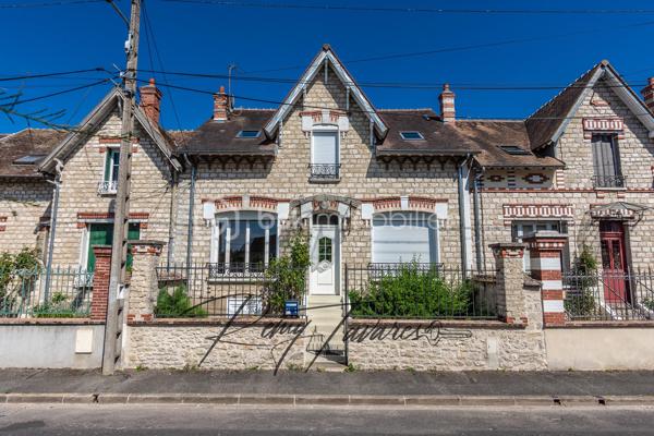 A Nemours, 
Laissez-vous séduire par le charme authentique de l'ancien avec cette magnifique maison en pierre de meulière du début du XXᵉ siècle. 
Située dans un secteur prisé de Nemours, cette demeure familiale de 6 pièces (4 chambres) offre des volumes généreux et un cadre de vie privilégié « tout à pied », sur une belle parcelle arborée d'environ 740 m².
Toiture refaite en 2018. 

Agencement et prestations,

Au rez-de-chaussée : Une entrée accueillante dessert un salon chaleureux ainsi qu'une salle à manger conviviale ouverte reliée une cuisine avec son espace repas dédié lumineux. Vous y trouverez également une chambre avec salle d'eau (idéale pour une suite d'invités ou un bureau) et un WC indépendant. 

À l'étage : Le palier distribue une belle suite parentale avec dressing et salle de bains privative, deux autres chambres lumineuses, une salle d'eau et un WC séparé. 

En sous-sol total : Un potentiel exceptionnel comprenant un atelier, une buanderie, une cave et un vaste espace modulable de 70 m² (salle de jeux, espace sport, stockage ou atelier d'artiste). 

Les Atouts Majeurs : 
- Localisation idéale : Gare de Nemours - Saint-Pierre à 5 min à pied (Ligne R : Paris Gare de Lyon en 1h15).
- Cadre de vie : Commerces, écoles et commodités accessibles à pied. 
- Extérieur rare en ville : Grand jardin clos de 740 m² environ et garage. 
- Cachet de l'ancien : Pierre de meulière, beaux volumes et charme d'époque. 
- Toiture refaite en 2018. 

Un bien rare sur le secteur. Contactez-moi dès aujourd'hui pour organiser votre visite !