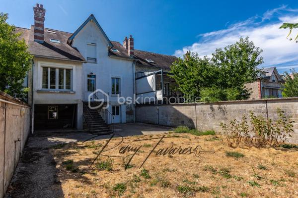 A Nemours, 
Laissez-vous séduire par le charme authentique de l'ancien avec cette magnifique maison en pierre de meulière du début du XXᵉ siècle. 
Située dans un secteur prisé de Nemours, cette demeure familiale de 6 pièces (4 chambres) offre des volumes généreux et un cadre de vie privilégié « tout à pied », sur une belle parcelle arborée d'environ 740 m².
Toiture refaite en 2018. 

Agencement et prestations,

Au rez-de-chaussée : Une entrée accueillante dessert un salon chaleureux ainsi qu'une salle à manger conviviale ouverte reliée une cuisine avec son espace repas dédié lumineux. Vous y trouverez également une chambre avec salle d'eau (idéale pour une suite d'invités ou un bureau) et un WC indépendant. 

À l'étage : Le palier distribue une belle suite parentale avec dressing et salle de bains privative, deux autres chambres lumineuses, une salle d'eau et un WC séparé. 

En sous-sol total : Un potentiel exceptionnel comprenant un atelier, une buanderie, une cave et un vaste espace modulable de 70 m² (salle de jeux, espace sport, stockage ou atelier d'artiste). 

Les Atouts Majeurs : 
- Localisation idéale : Gare de Nemours - Saint-Pierre à 5 min à pied (Ligne R : Paris Gare de Lyon en 1h15).
- Cadre de vie : Commerces, écoles et commodités accessibles à pied. 
- Extérieur rare en ville : Grand jardin clos de 740 m² environ et garage. 
- Cachet de l'ancien : Pierre de meulière, beaux volumes et charme d'époque. 
- Toiture refaite en 2018. 

Un bien rare sur le secteur. Contactez-moi dès aujourd'hui pour organiser votre visite !
