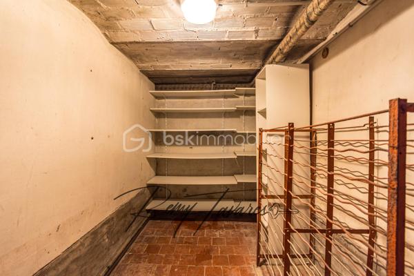 A Nemours, 
Laissez-vous séduire par le charme authentique de l'ancien avec cette magnifique maison en pierre de meulière du début du XXᵉ siècle. 
Située dans un secteur prisé de Nemours, cette demeure familiale de 6 pièces (4 chambres) offre des volumes généreux et un cadre de vie privilégié « tout à pied », sur une belle parcelle arborée d'environ 740 m².
Toiture refaite en 2018. 

Agencement et prestations,

Au rez-de-chaussée : Une entrée accueillante dessert un salon chaleureux ainsi qu'une salle à manger conviviale ouverte reliée une cuisine avec son espace repas dédié lumineux. Vous y trouverez également une chambre avec salle d'eau (idéale pour une suite d'invités ou un bureau) et un WC indépendant. 

À l'étage : Le palier distribue une belle suite parentale avec dressing et salle de bains privative, deux autres chambres lumineuses, une salle d'eau et un WC séparé. 

En sous-sol total : Un potentiel exceptionnel comprenant un atelier, une buanderie, une cave et un vaste espace modulable de 70 m² (salle de jeux, espace sport, stockage ou atelier d'artiste). 

Les Atouts Majeurs : 
- Localisation idéale : Gare de Nemours - Saint-Pierre à 5 min à pied (Ligne R : Paris Gare de Lyon en 1h15).
- Cadre de vie : Commerces, écoles et commodités accessibles à pied. 
- Extérieur rare en ville : Grand jardin clos de 740 m² environ et garage. 
- Cachet de l'ancien : Pierre de meulière, beaux volumes et charme d'époque. 
- Toiture refaite en 2018. 

Un bien rare sur le secteur. Contactez-moi dès aujourd'hui pour organiser votre visite !