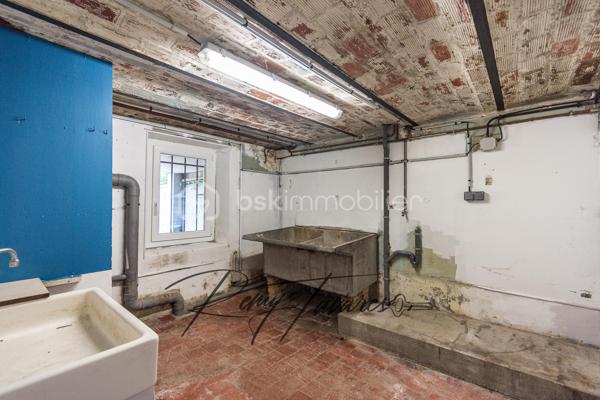 A Nemours, 
Laissez-vous séduire par le charme authentique de l'ancien avec cette magnifique maison en pierre de meulière du début du XXᵉ siècle. 
Située dans un secteur prisé de Nemours, cette demeure familiale de 6 pièces (4 chambres) offre des volumes généreux et un cadre de vie privilégié « tout à pied », sur une belle parcelle arborée d'environ 740 m².
Toiture refaite en 2018. 

Agencement et prestations,

Au rez-de-chaussée : Une entrée accueillante dessert un salon chaleureux ainsi qu'une salle à manger conviviale ouverte reliée une cuisine avec son espace repas dédié lumineux. Vous y trouverez également une chambre avec salle d'eau (idéale pour une suite d'invités ou un bureau) et un WC indépendant. 

À l'étage : Le palier distribue une belle suite parentale avec dressing et salle de bains privative, deux autres chambres lumineuses, une salle d'eau et un WC séparé. 

En sous-sol total : Un potentiel exceptionnel comprenant un atelier, une buanderie, une cave et un vaste espace modulable de 70 m² (salle de jeux, espace sport, stockage ou atelier d'artiste). 

Les Atouts Majeurs : 
- Localisation idéale : Gare de Nemours - Saint-Pierre à 5 min à pied (Ligne R : Paris Gare de Lyon en 1h15).
- Cadre de vie : Commerces, écoles et commodités accessibles à pied. 
- Extérieur rare en ville : Grand jardin clos de 740 m² environ et garage. 
- Cachet de l'ancien : Pierre de meulière, beaux volumes et charme d'époque. 
- Toiture refaite en 2018. 

Un bien rare sur le secteur. Contactez-moi dès aujourd'hui pour organiser votre visite !