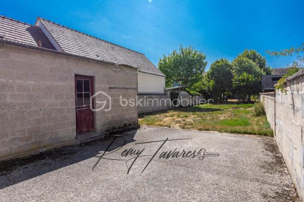 A Nemours, 
Laissez-vous séduire par le charme authentique de l'ancien avec cette magnifique maison en pierre de meulière du début du XXᵉ siècle. 
Située dans un secteur prisé de Nemours, cette demeure familiale de 6 pièces (4 chambres) offre des volumes généreux et un cadre de vie privilégié « tout à pied », sur une belle parcelle arborée d'environ 740 m².
Toiture refaite en 2018. 

Agencement et prestations,

Au rez-de-chaussée : Une entrée accueillante dessert un salon chaleureux ainsi qu'une salle à manger conviviale ouverte reliée une cuisine avec son espace repas dédié lumineux. Vous y trouverez également une chambre avec salle d'eau (idéale pour une suite d'invités ou un bureau) et un WC indépendant. 

À l'étage : Le palier distribue une belle suite parentale avec dressing et salle de bains privative, deux autres chambres lumineuses, une salle d'eau et un WC séparé. 

En sous-sol total : Un potentiel exceptionnel comprenant un atelier, une buanderie, une cave et un vaste espace modulable de 70 m² (salle de jeux, espace sport, stockage ou atelier d'artiste). 

Les Atouts Majeurs : 
- Localisation idéale : Gare de Nemours - Saint-Pierre à 5 min à pied (Ligne R : Paris Gare de Lyon en 1h15).
- Cadre de vie : Commerces, écoles et commodités accessibles à pied. 
- Extérieur rare en ville : Grand jardin clos de 740 m² environ et garage. 
- Cachet de l'ancien : Pierre de meulière, beaux volumes et charme d'époque. 
- Toiture refaite en 2018. 

Un bien rare sur le secteur. Contactez-moi dès aujourd'hui pour organiser votre visite !