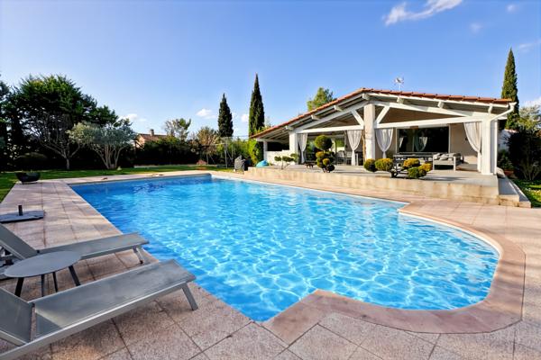 Éguilles (13510) Éguilles – Belle propriété familiale avec dépendances, piscine et double garage.