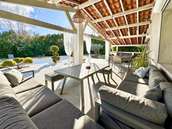 Éguilles (13510) Éguilles – Belle propriété familiale avec dépendances, piscine et double garage.