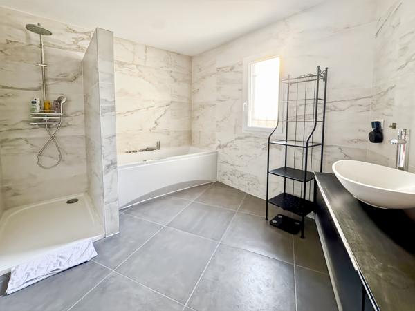 Éguilles (13510) Éguilles – Belle propriété familiale avec dépendances, piscine et double garage.