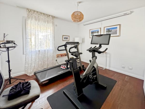 Éguilles (13510) Éguilles – Belle propriété familiale avec dépendances, piscine et double garage.