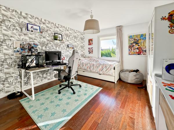 Éguilles (13510) Éguilles – Belle propriété familiale avec dépendances, piscine et double garage.