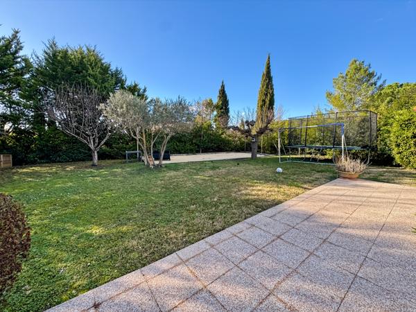 Éguilles (13510) Éguilles – Belle propriété familiale avec dépendances, piscine et double garage.