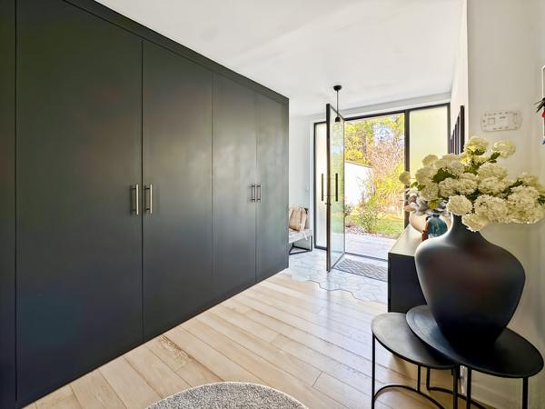 Éguilles (13510) Éguilles – Belle propriété familiale avec dépendances, piscine et double garage.