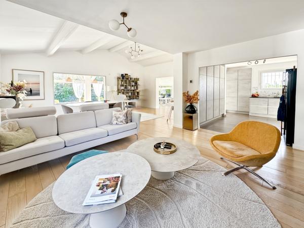 Éguilles (13510) Éguilles – Belle propriété familiale avec dépendances, piscine et double garage.