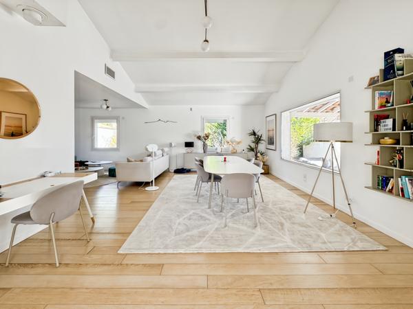 Éguilles (13510) Éguilles – Belle propriété familiale avec dépendances, piscine et double garage.