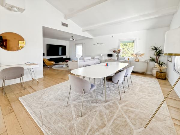 Éguilles (13510) Éguilles – Belle propriété familiale avec dépendances, piscine et double garage.