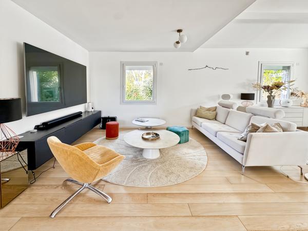 Éguilles (13510) Éguilles – Belle propriété familiale avec dépendances, piscine et double garage.