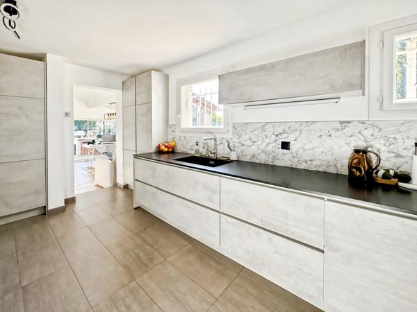 Éguilles (13510) Éguilles – Belle propriété familiale avec dépendances, piscine et double garage.