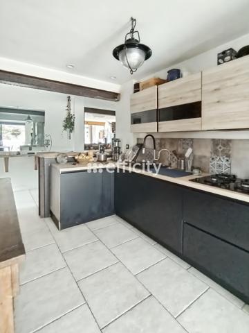 Maison
         6 pièces
        - 140 m² Exclusivité 739 000 € *