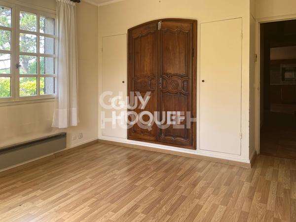 MAISON FAMILIALE SUR SOUS-SOL TOTAL DE 7 PIECES (179.5 m²) À ETIOLLES