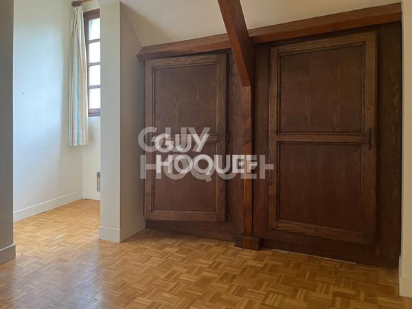 MAISON FAMILIALE SUR SOUS-SOL TOTAL DE 7 PIECES (179.5 m²) À ETIOLLES
