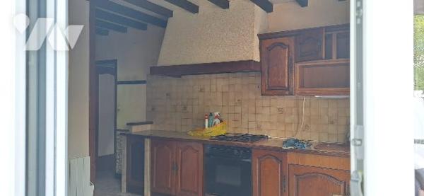 Une maison à usage d’habitation sise dite commune.