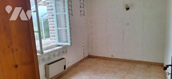 Une maison à usage d’habitation sise dite commune.