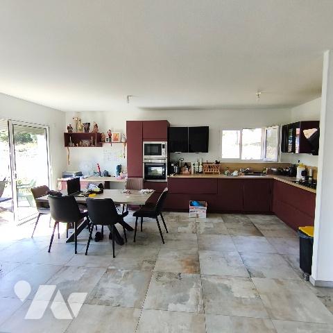 Maison T3 de plain-pied de 82 m² (2021) sur terrain de 686 m² avec piscine et garage ...