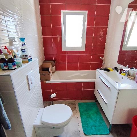 Maison T3 de plain-pied de 82 m² (2021) sur terrain de 686 m² avec piscine et garage ...