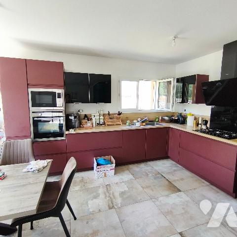 Maison T3 de plain-pied de 82 m² (2021) sur terrain de 686 m² avec piscine et garage ...